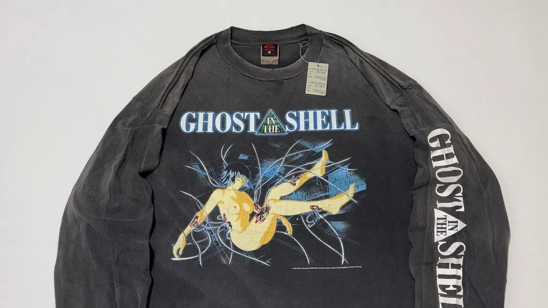 SAINT Mxxxxxx × GHOST IN THE SHELL Ghost in the Shell GS_LS TEE/GITS/BLK Big IP Ghost in the Shell co-branded model Sleeping Motoko Kusanagi Retro distressed long sleeves Washed black S-XL Ready-to-wear Assute dyeing Full-body spray fade/replacement fade Correct accessories Joint LOGO wash mark/main mark/cherub mark Super complex printing replica The drawing/pattern making cycle is very long and the hand graffiti is dirty.